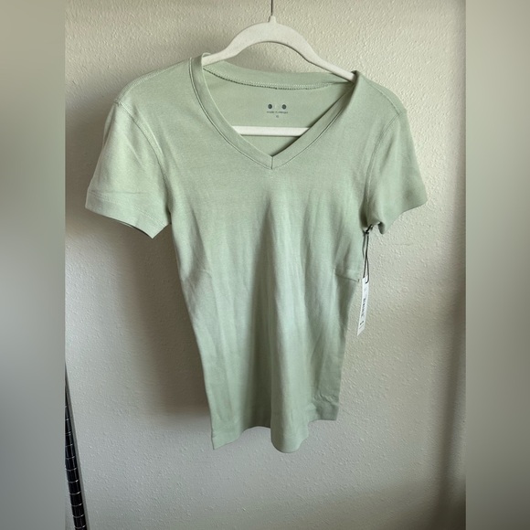 THREE DOTS MINT GREEN V-Neck Top. - Picture 1 of 6